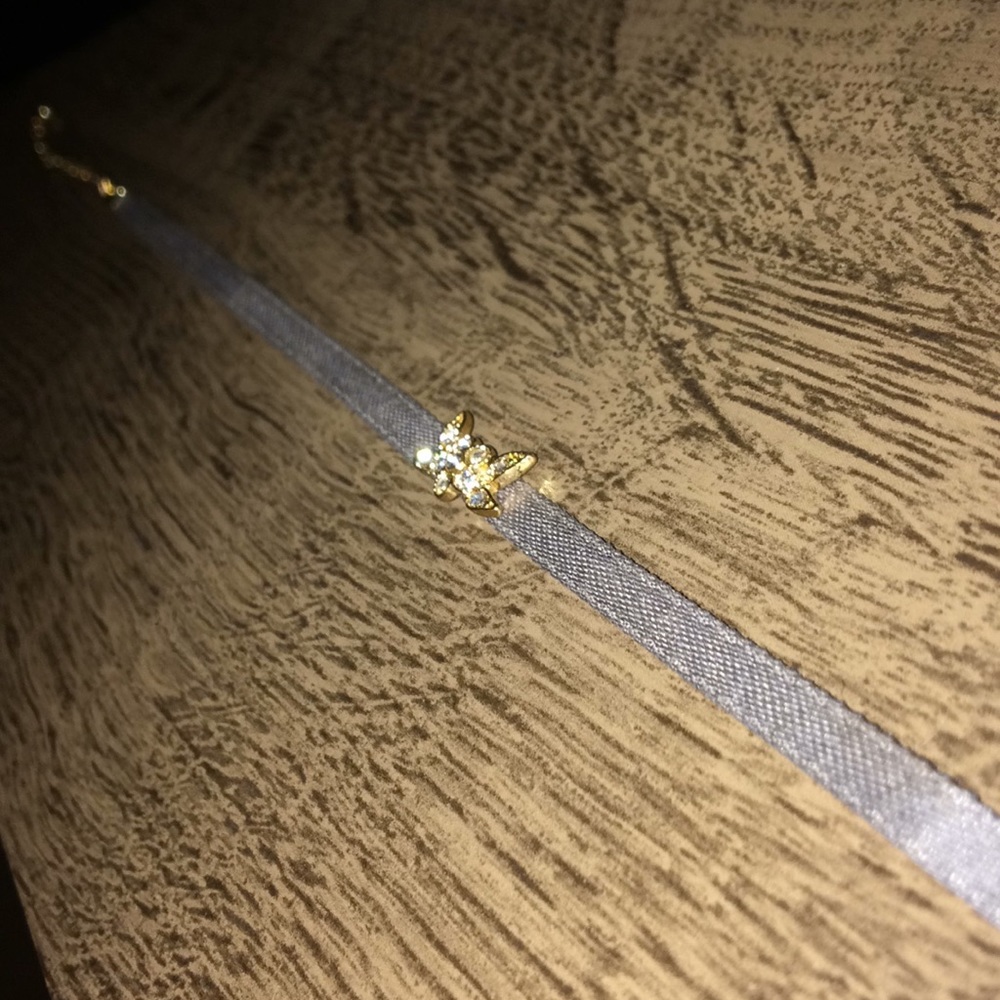 Beautiful Grey Choker w/ nice jewel in the center